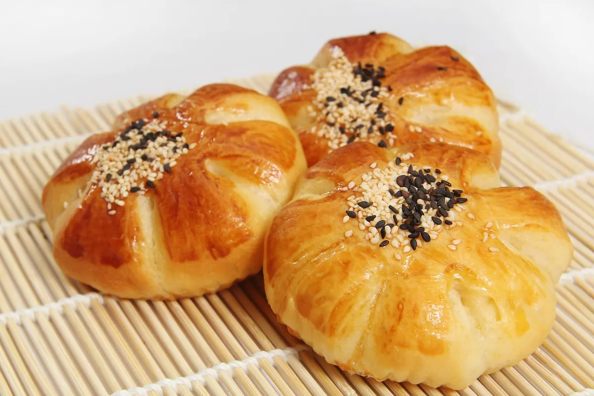Silicone vs Metal Baking Mats: Which Is Better for Biscuits and Roasting?